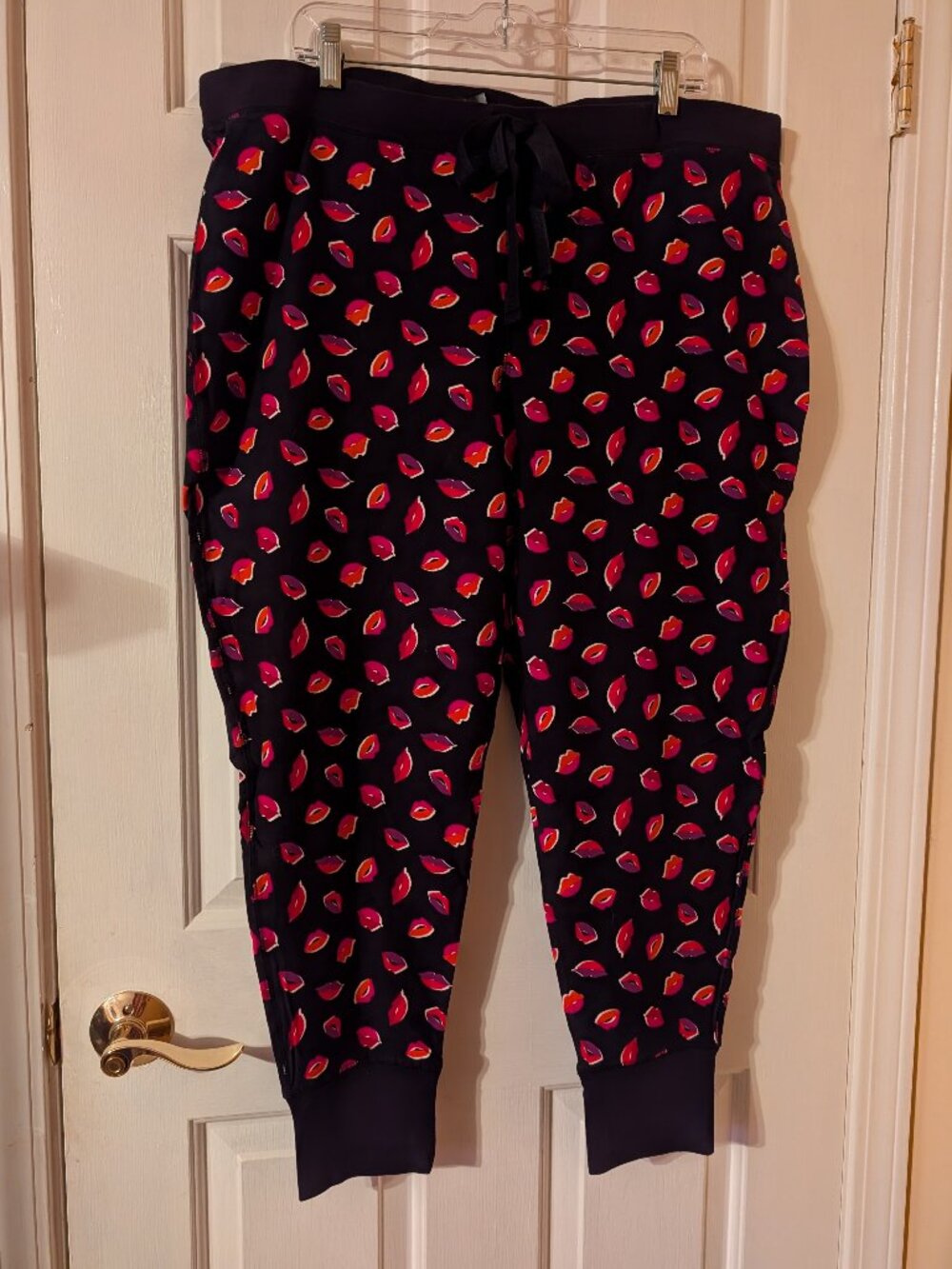 Torrid Foxy Full Length Sleep Legging with Lips & Kisses ~ 3/3X/22-24 NWT